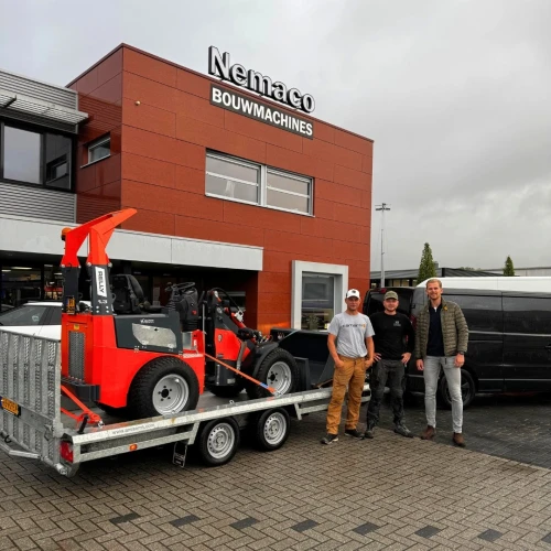 Klussenbedrijf De Vries en Klussenbedrijf Ensing zijn samen trotse eigenaar van deze Relly R 1.3D mini shovel.