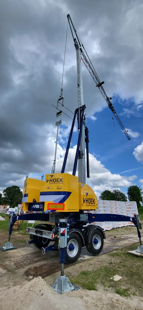 Uitlevering bouwkraan FM Gru RBI627 aan Hoek Bouwprojecten in Tubbergen